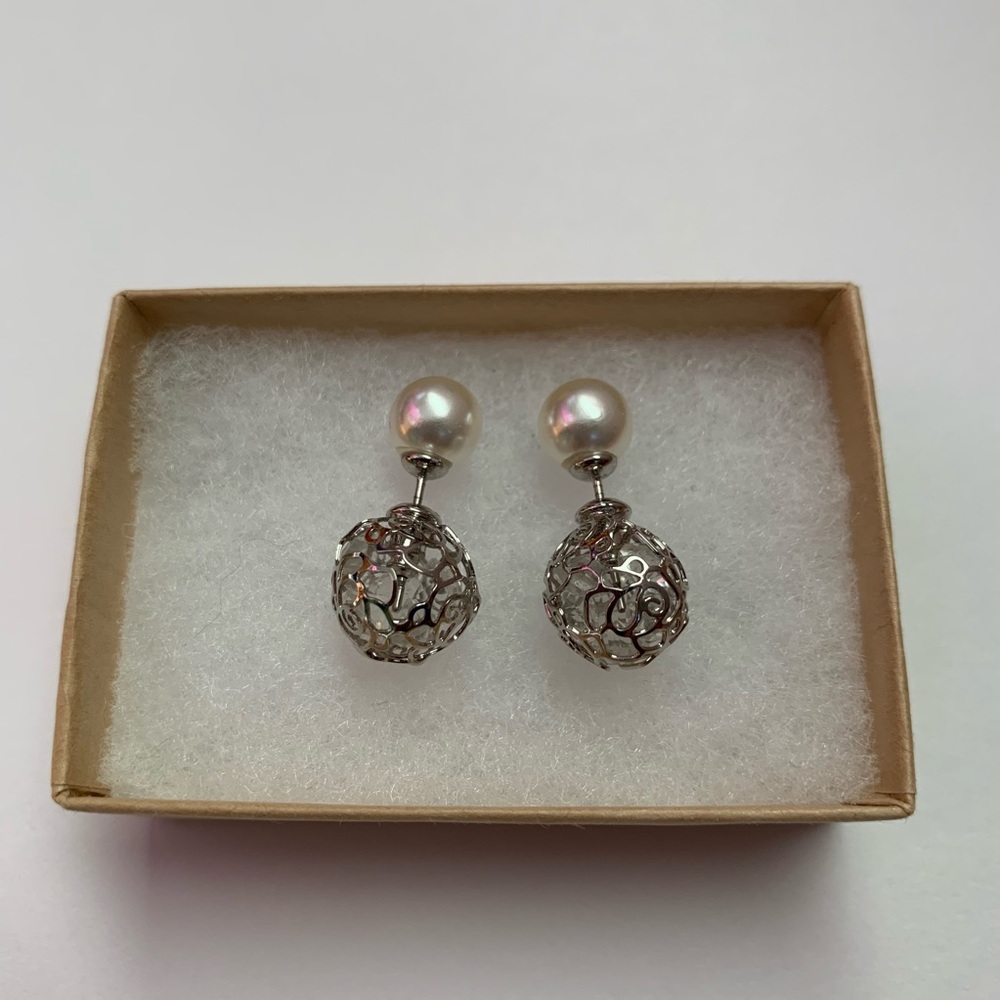 Beautiful earrings w Krystal silver pearl details